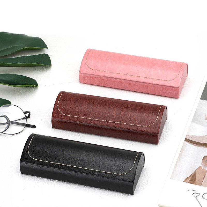 Portable hard eyeglass case, shell and fit detail