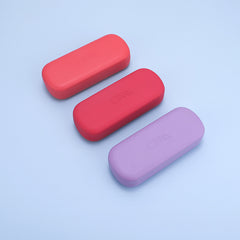 Protective clamshell eyeglass case, closure detail