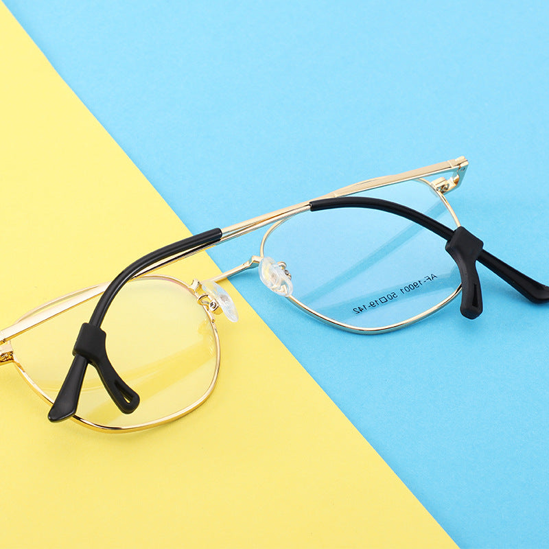 Curved silicone eyeglass ear hooks, fit and opening detail