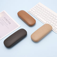 Slim protective glasses case, closure detail
